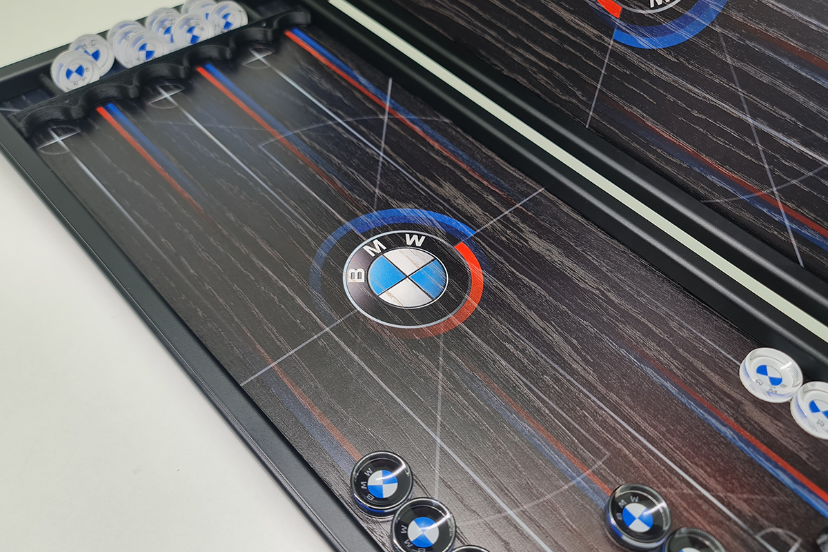 Exclusive: „BMW Heritage” – joc de table din furnir de stejar