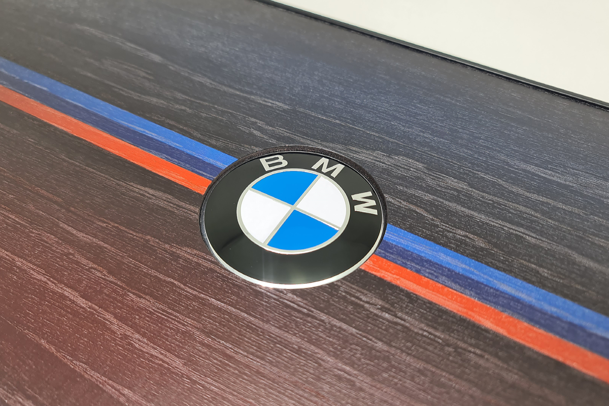 Exclusive: „BMW Heritage” – joc de table din furnir de stejar