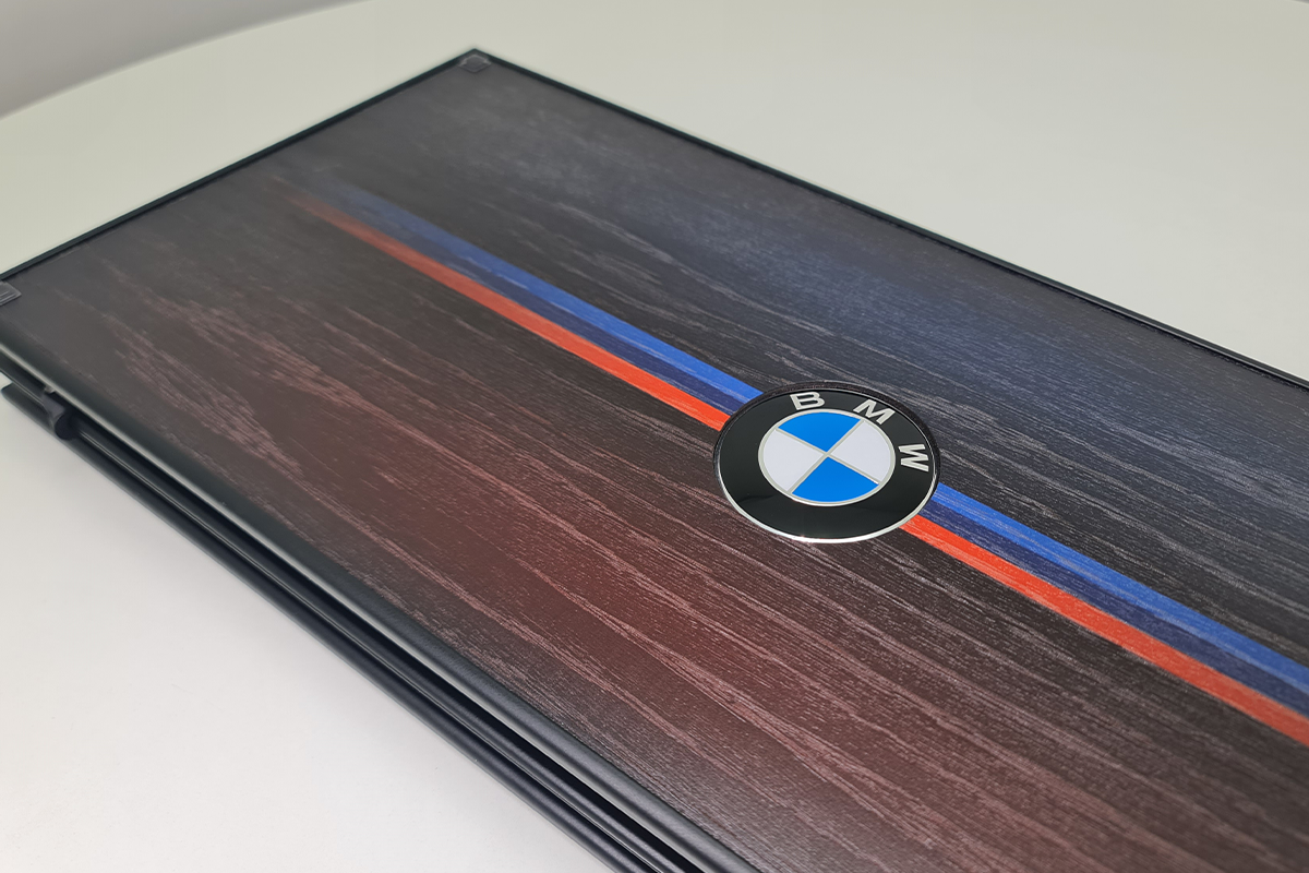 Exclusive: „BMW Heritage” – joc de table din furnir de stejar