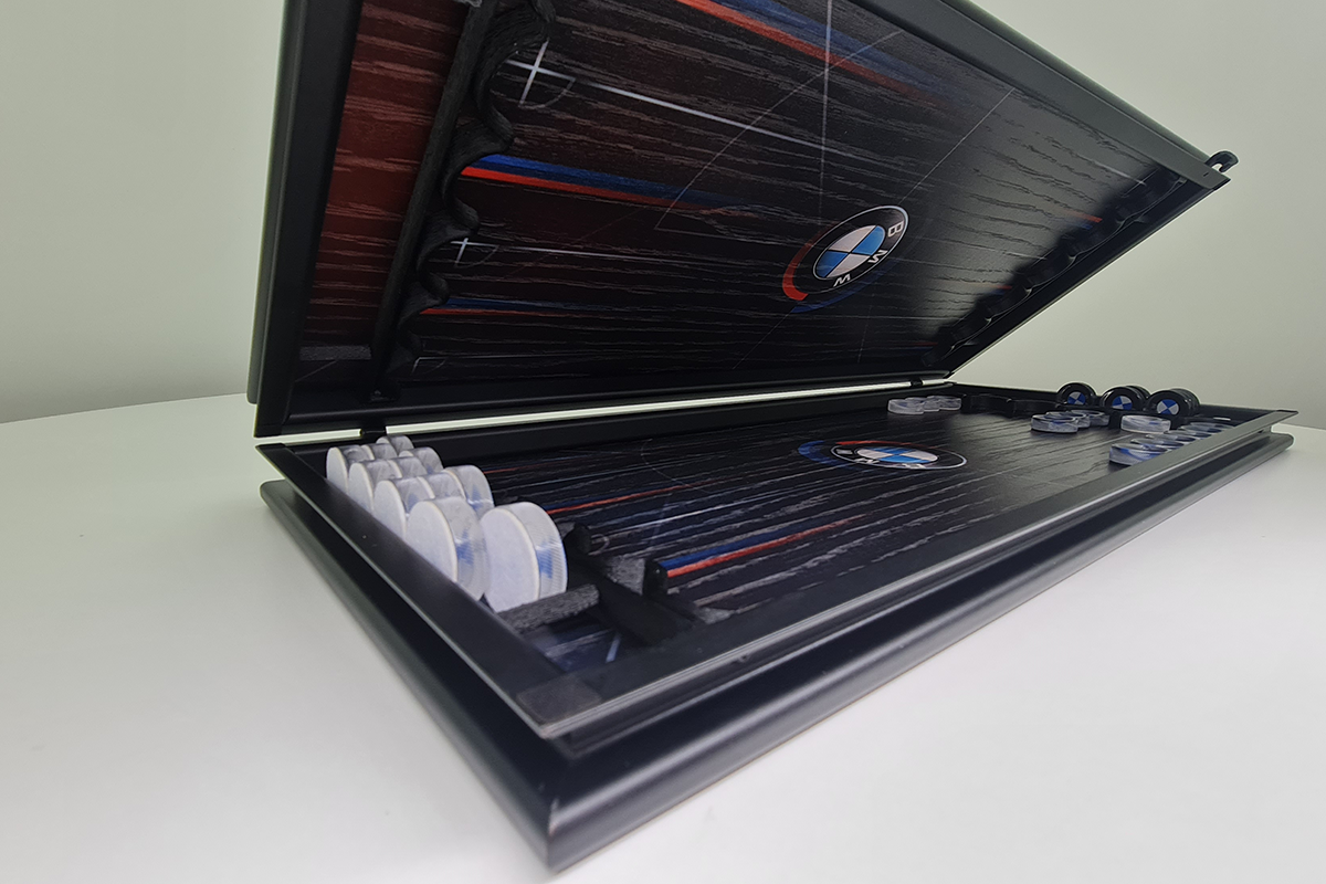 Exclusive: „BMW Heritage” – joc de table din furnir de stejar