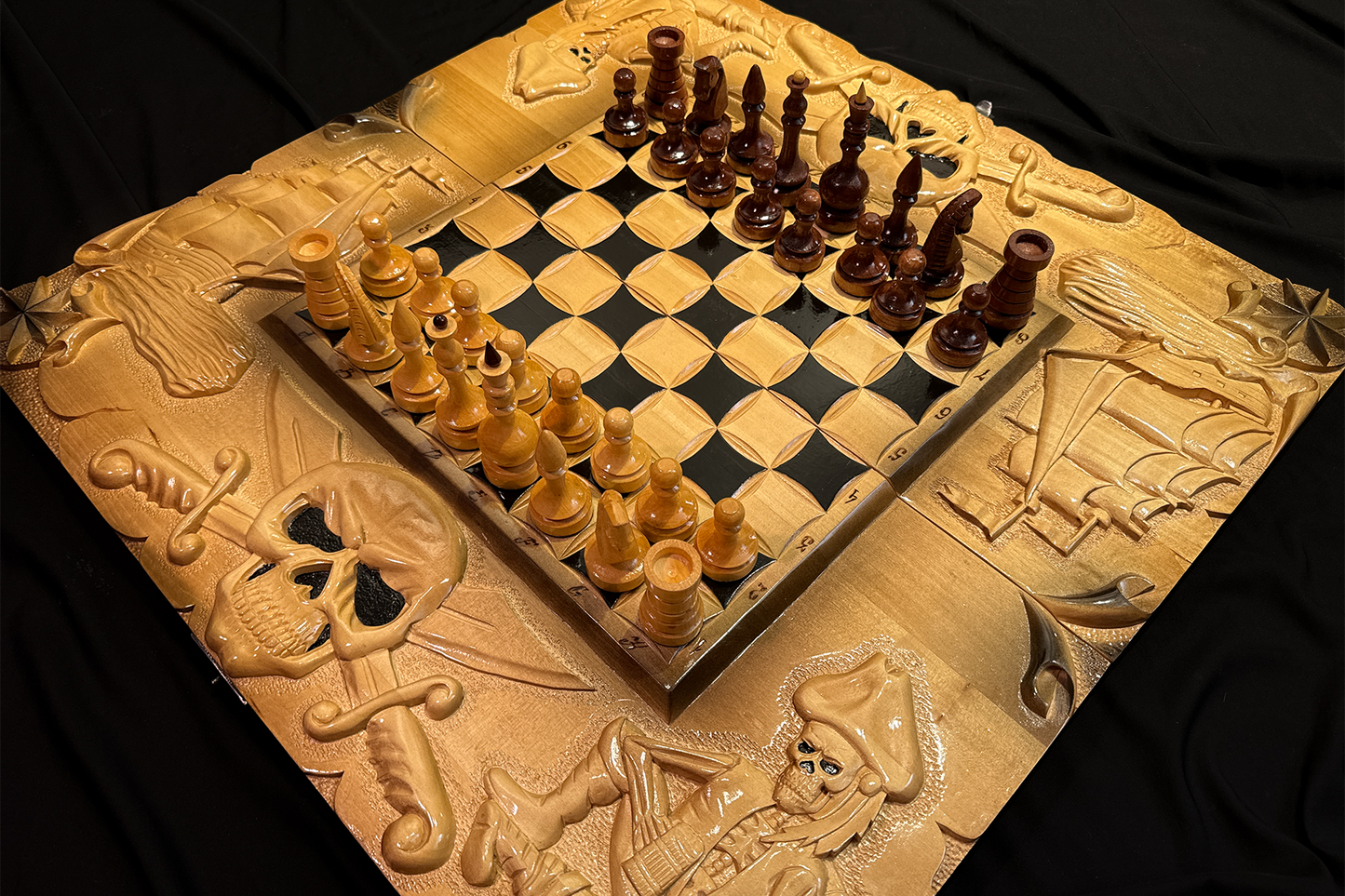 Exclusiv: Set de table, șah și dame 3 în 1 "Odihna Piratului" 70x70 cm