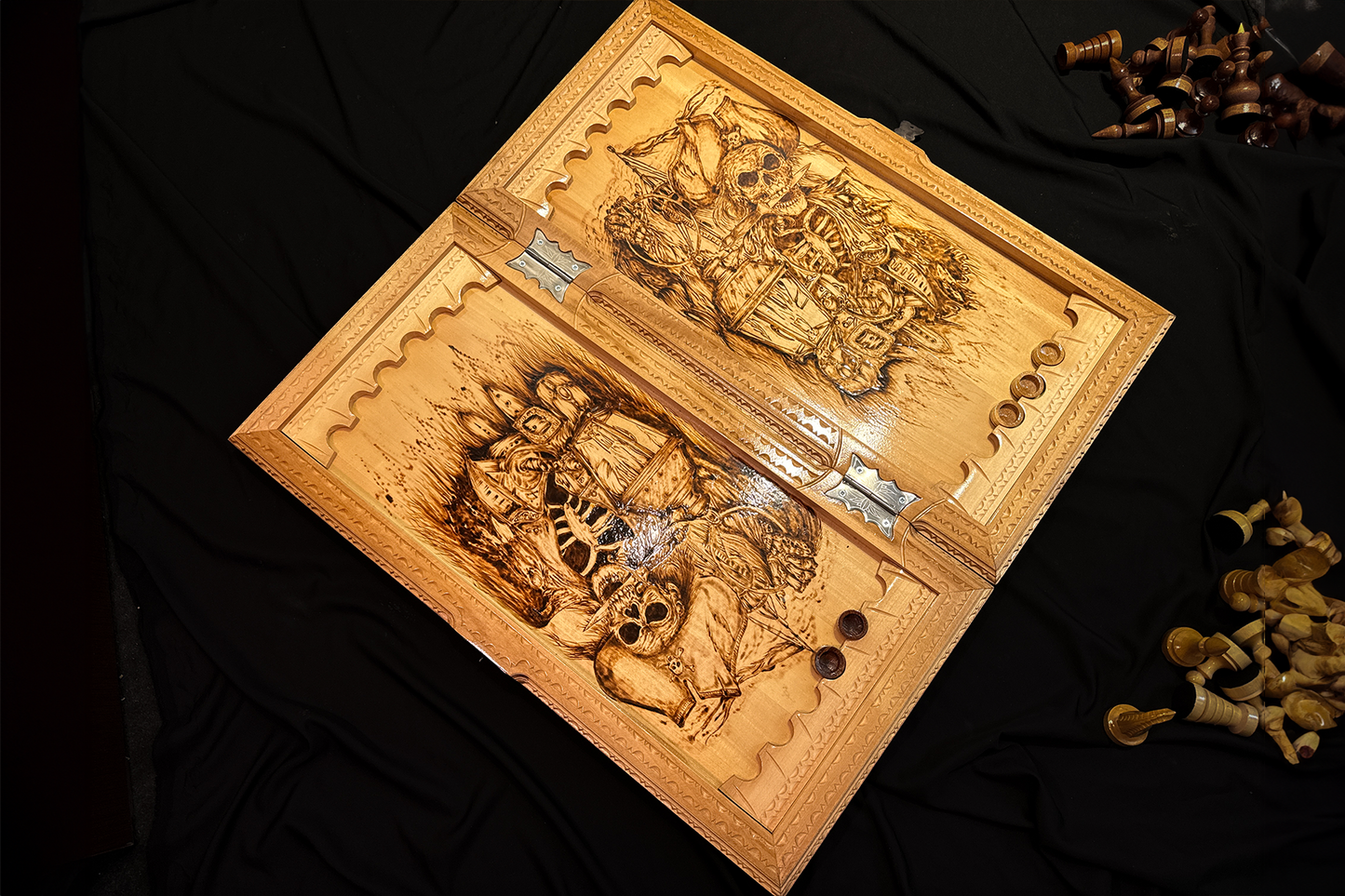 Exclusiv: Set de table, șah și dame 3 în 1 "Odihna Piratului" 70x70 cm