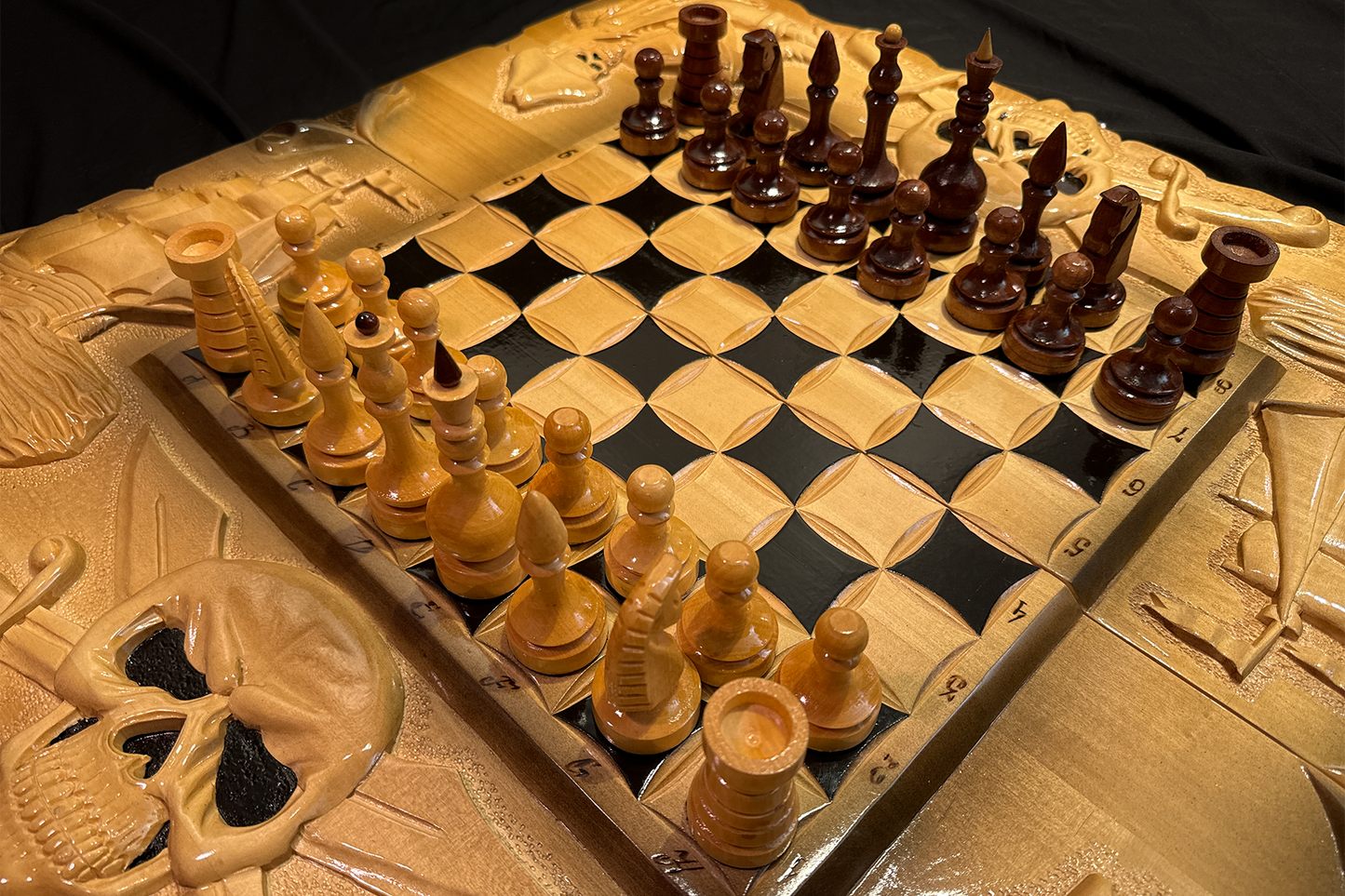 Exclusiv: Set de table, șah și dame 3 în 1 "Odihna Piratului" 70x70 cm